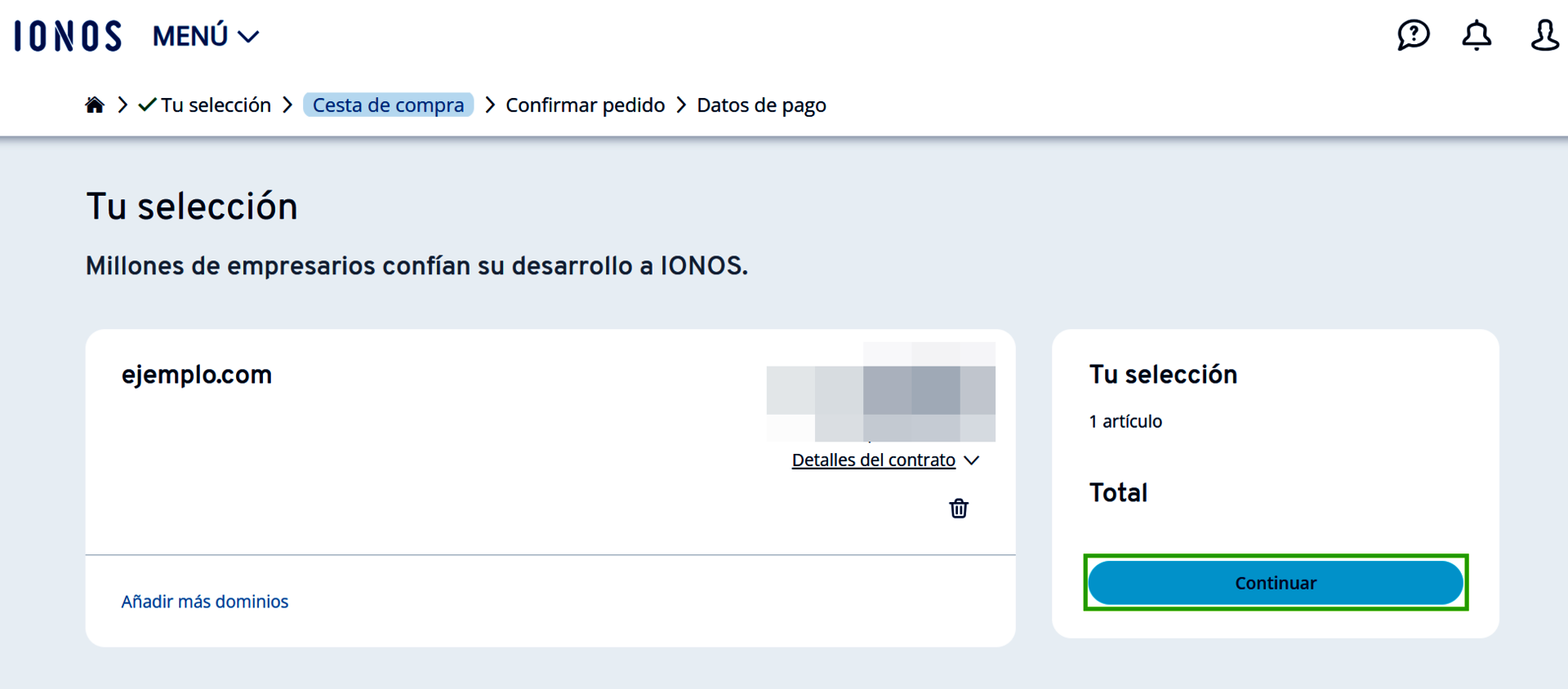 Captura de pantalla: la cesta de compra de IONOS, que contiene como artículo la transferencia de dominio para ejemplo.com. Se resalta el botón que lleva al siguiente paso