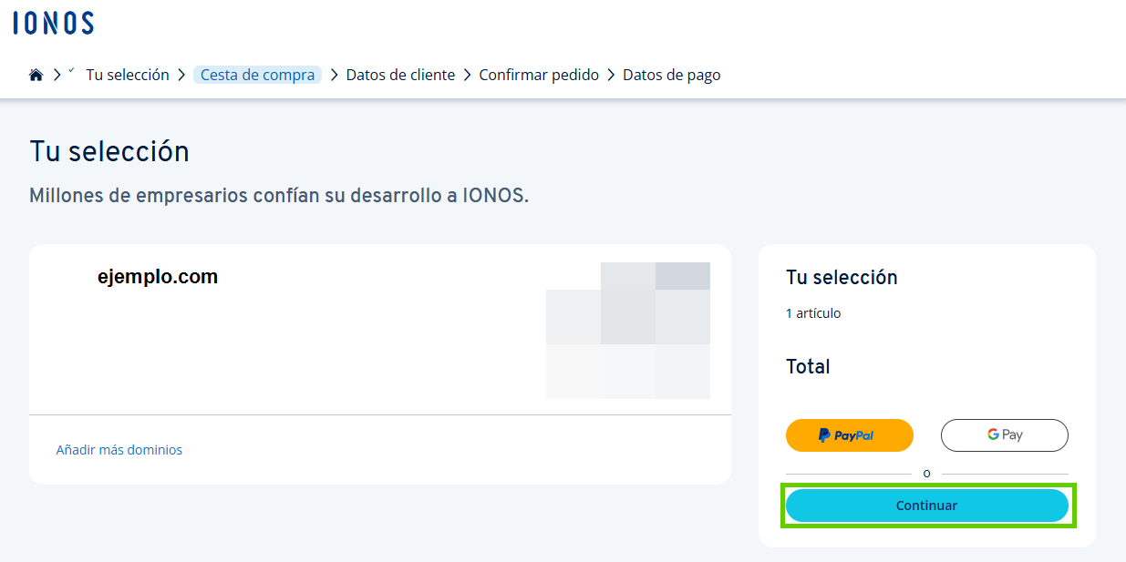 Captura de pantalla: página de la cesta de compra en IONOS. Contiene el dominio ejemplo.com y el botón para continuar con el pedido