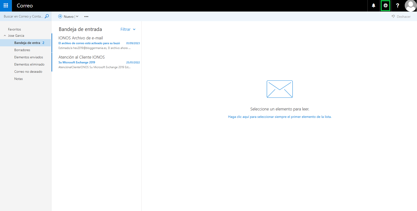 Captura de pantalla: se muestra la aplicación Outlook Web App. En la barra de menús se resalta el icono de la rueda dentada