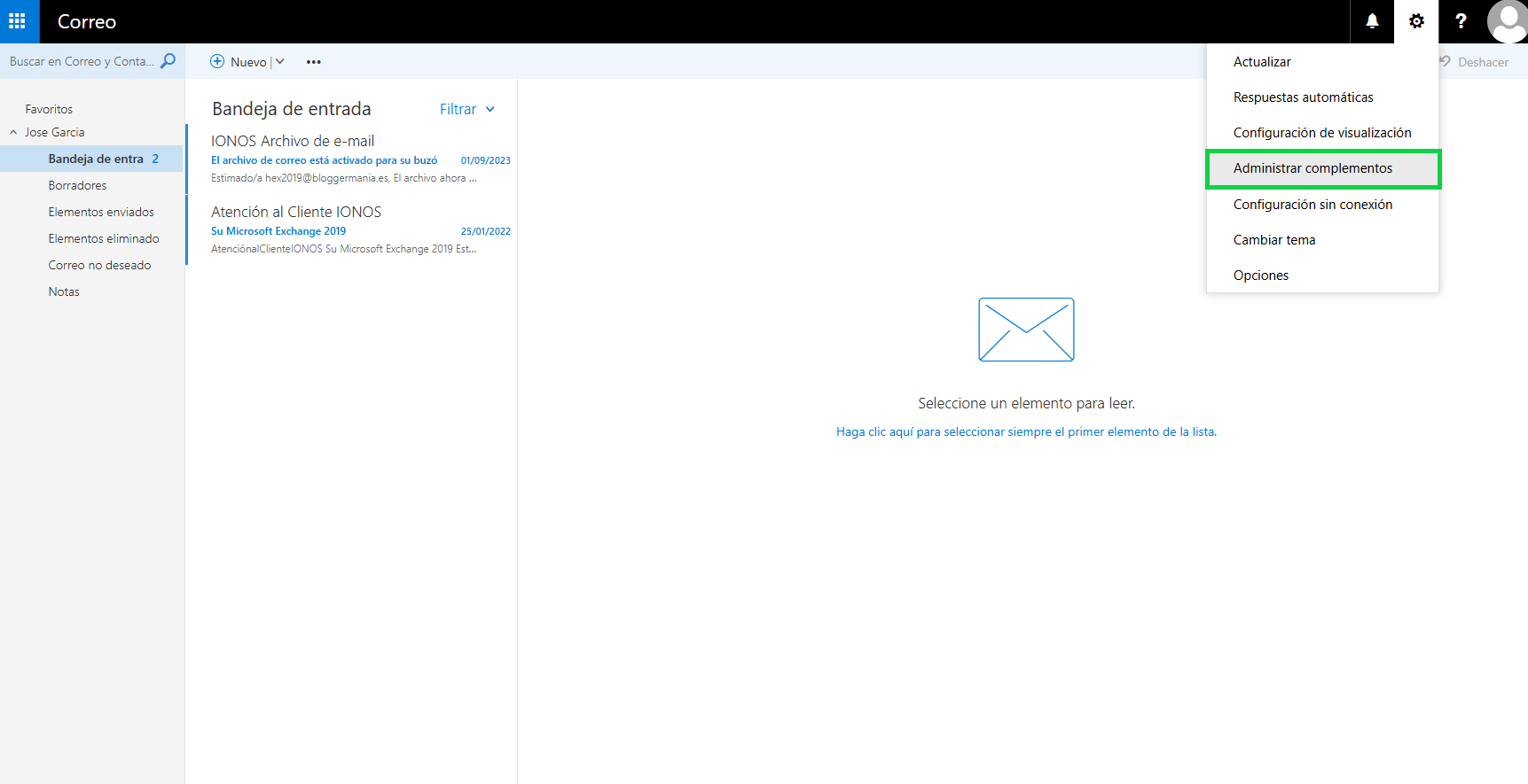 Captura de pantalla: se muestra la aplicación Outlook Web App. En la barra de menús, se ha seleccionado el icono de la rueda dentada. El elemento del menú desplegable «Administrar complementos» para abrir la administración de complementos aparece resaltado