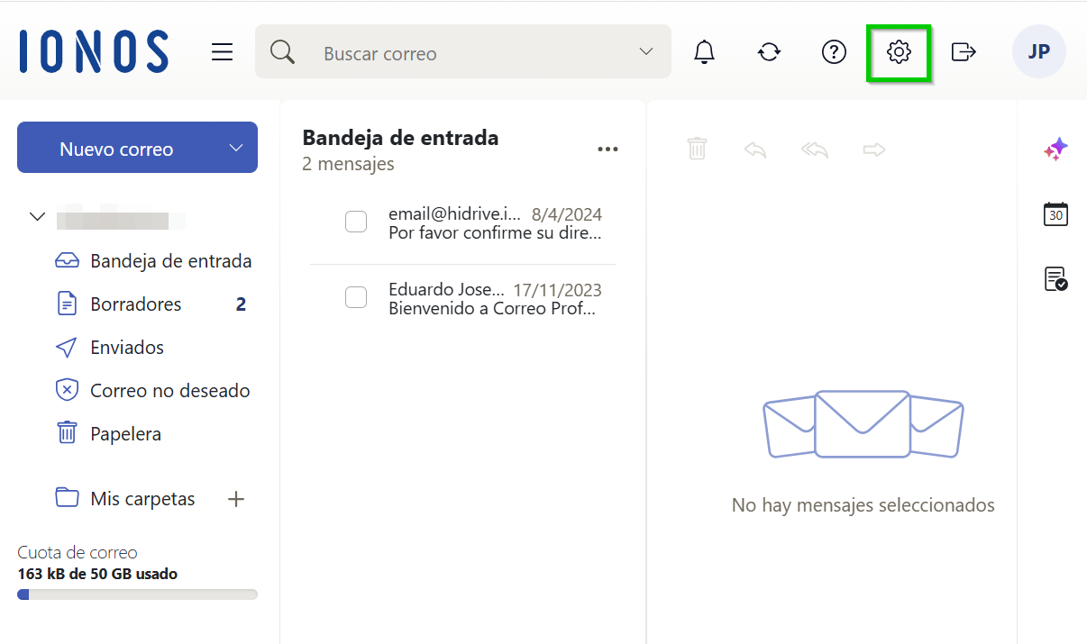 Captura de pantalla: en Webmail se muestra un correo electrónico abierto en la bandeja de entrada. En la barra de menú superior, el icono de rueda dentada aparece resaltado en el lado derecho