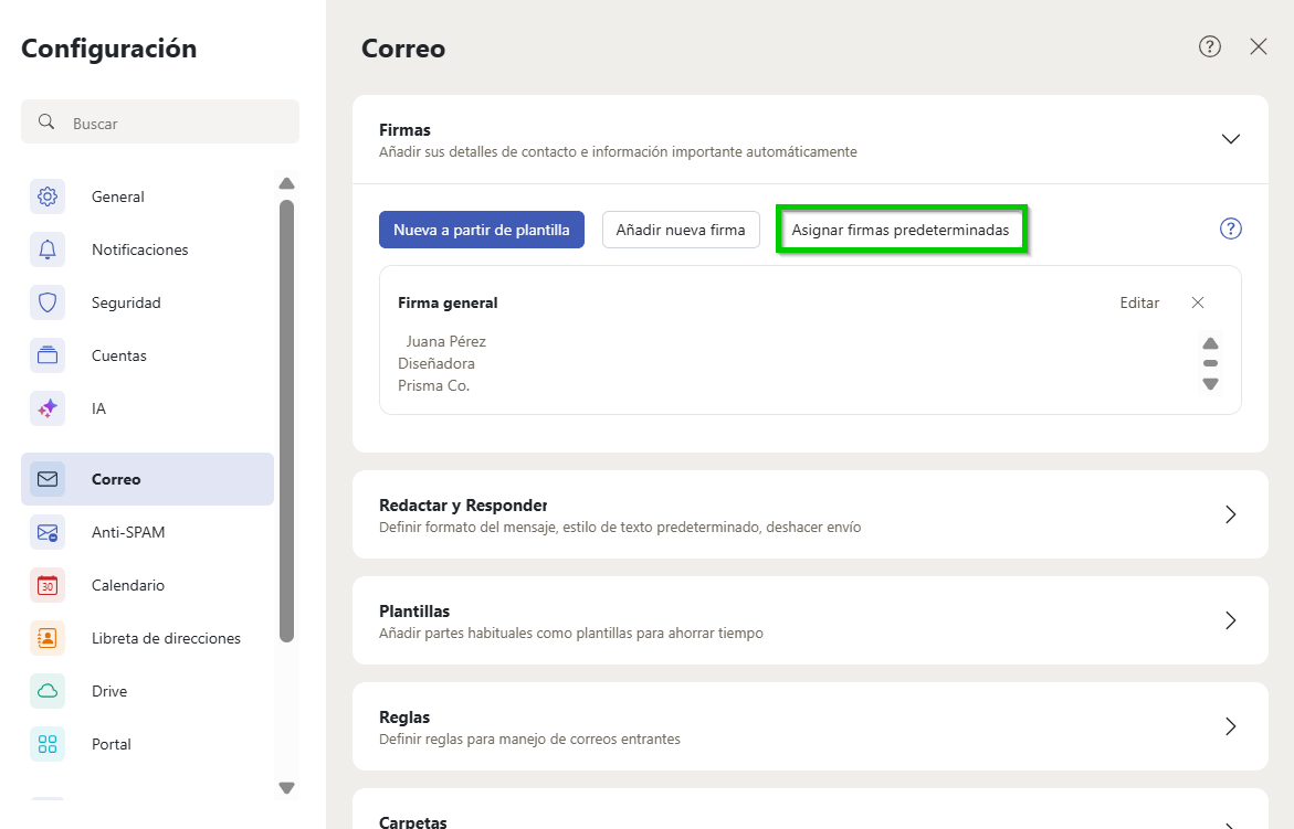 Captura de pantalla: en la ventana de ajustes de configuración se muestra la sección de correo. En esta sección, dentro del apartado de firmas, el botón para asignar firmas predeterminadas aparece resaltado