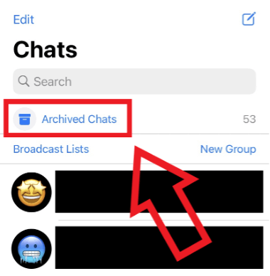 Captura de pantalla en iPhone con la opción de “Chats archivados” de WhatsApp encima del listado de conversaciones