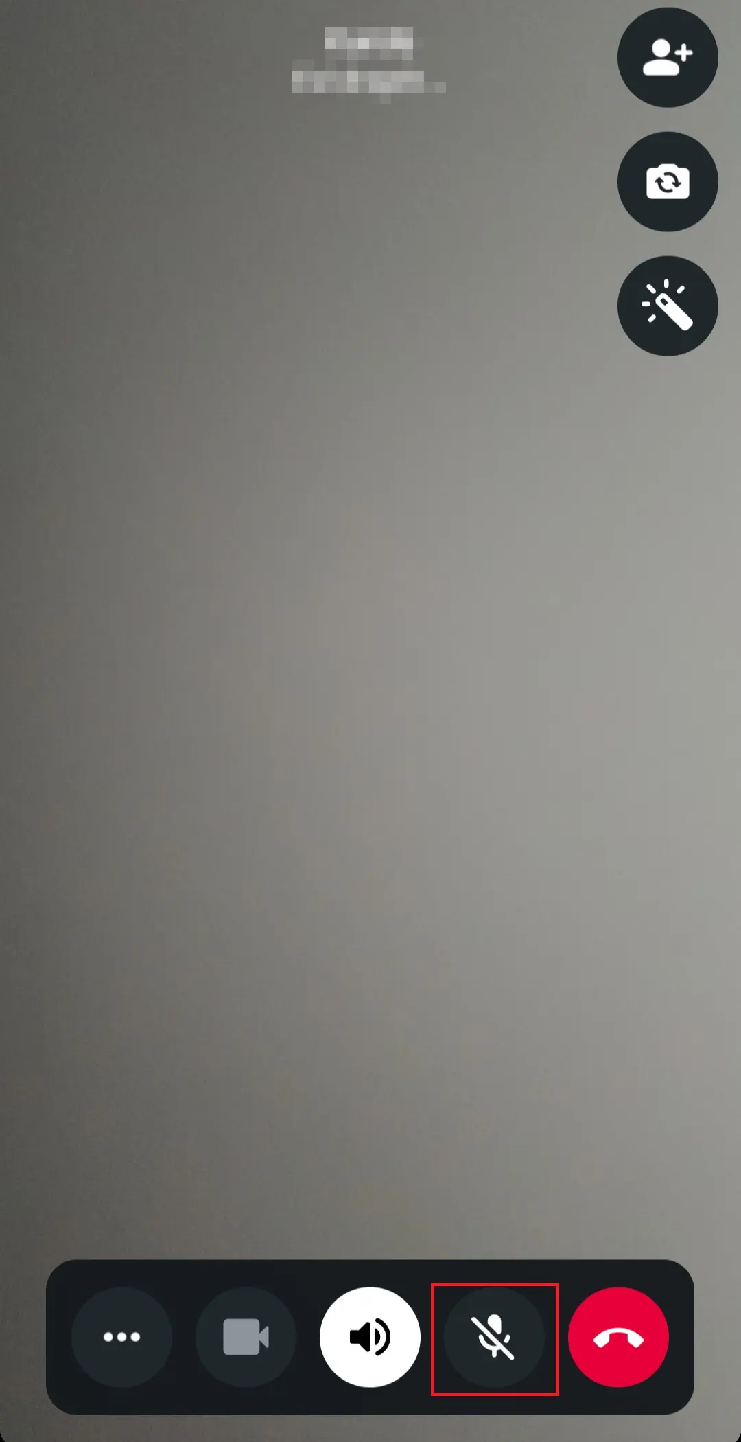 Videollamada de WhatsApp: icono con micrófono tachado para silenciarlo Imagen: Videollamada de WhatsApp: icono con micrófono tachado para silenciarlo