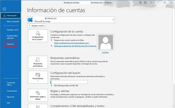 Programa de correo Outlook, ventana con la información de cuentas y función “Imprimir” marcada a la izquierda en la barra lateral