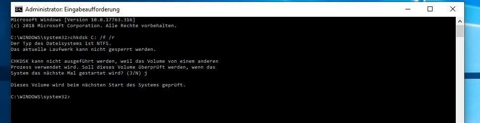Imagen: Símbolo del sistema de Windows: inicio de CHKDSK